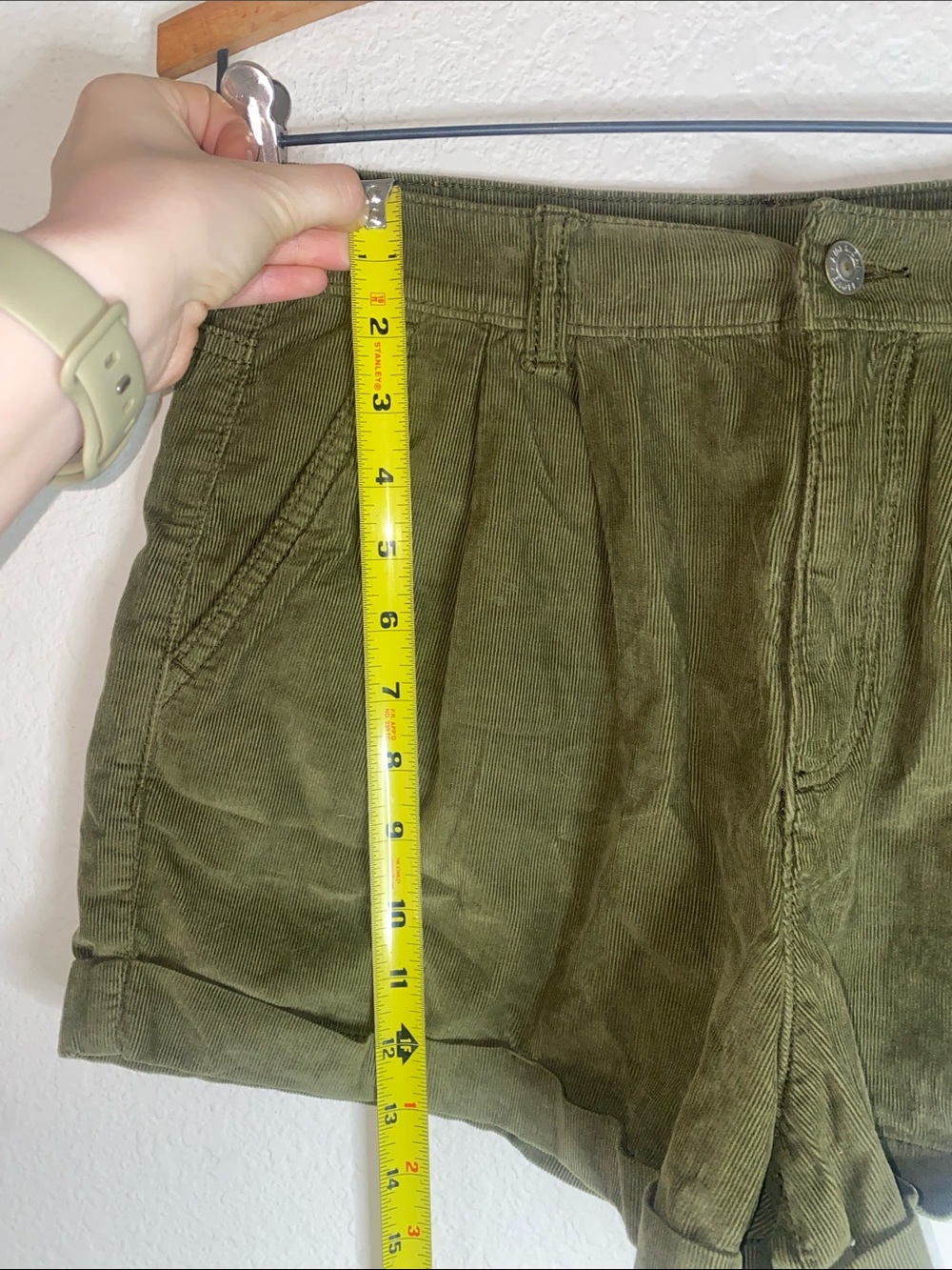 💋 Olive green American Eagle cuffed corduroy shorts with pleated front! - Picture 6 of 8
